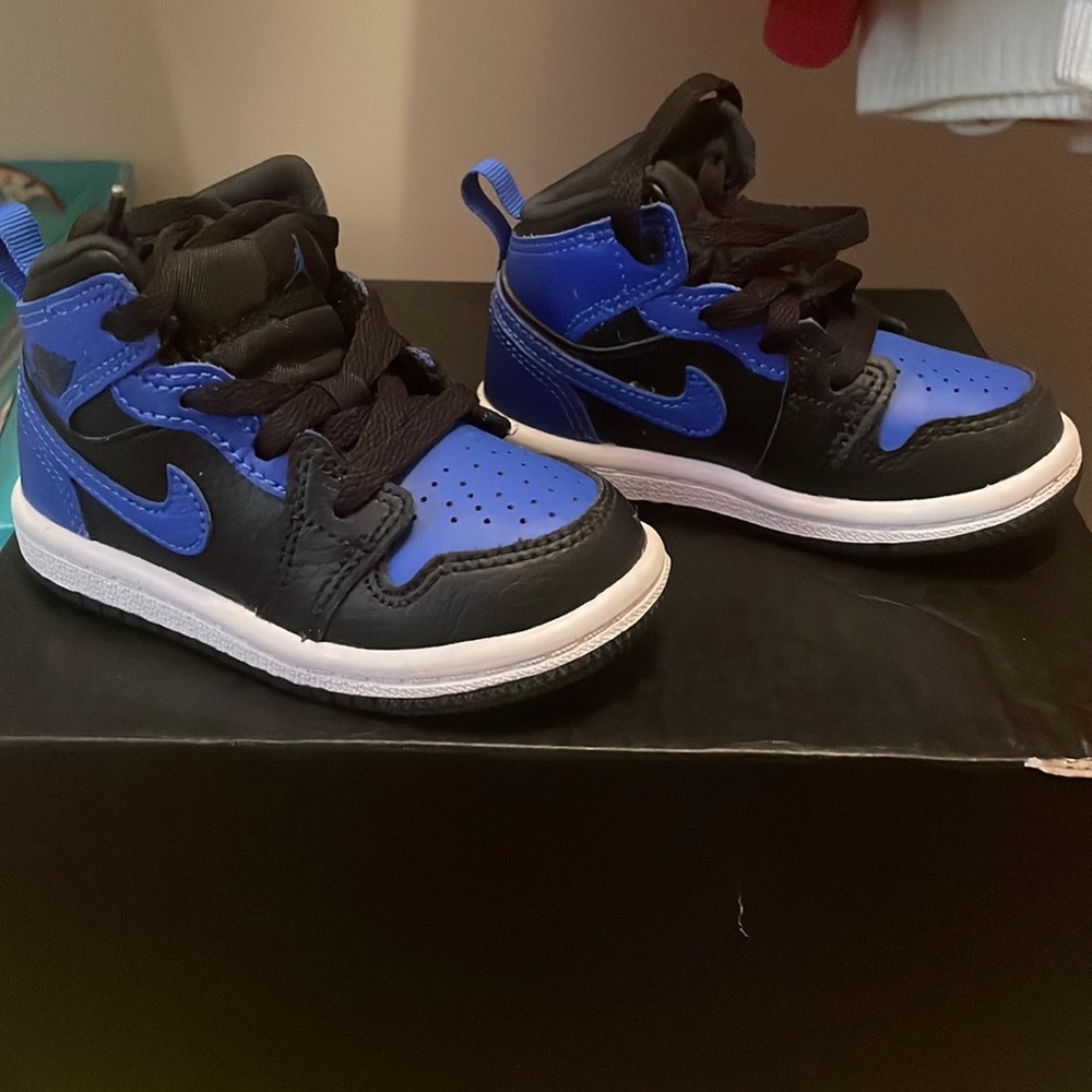 Kids Nike mid top air Jordan 1 black and blue (hyper royal)